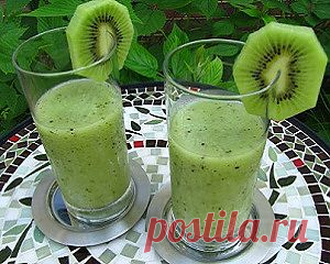 Смузи из киви. Имеет терпкий вкус с легкой кислинкой, благодаря чему очень освежает.