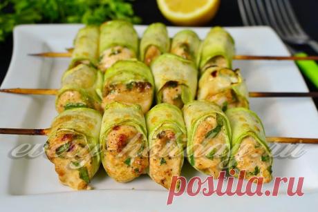 Куриный кебаб на шпажках.