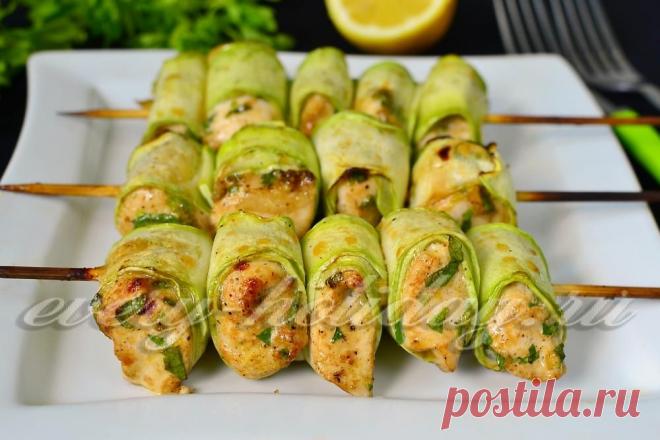 Куриный кебаб на шпажках.