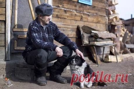 Калека... История из жизни 
В дверь долбили так настойчиво, что боялась — слетит с петель. Топаю босиком через холодную веранду , потому что тапки искать спроснок лень, Открываю — Мишка-сосед. Десять лет за убийство сожительниц…