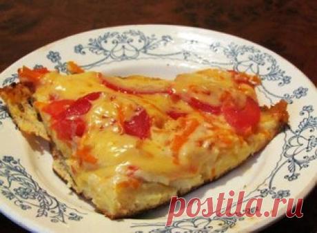 ПИЦЦА "МИНУТКА" 
Мой муж был в восторге 

Пицца "Минутка" - отличное блюдо для холостяков, студентов и лентяев :) Готовится пицца "Минутка" буквально в два счета, но по вкусу ее едва ли отличишь от обыкновенной пиццы. Простейший рецепт.

Ингредиенты:

Яйцо — 2 Штуки
Майонез — 4 Ст. ложки
Сметанa — 4 Ст. ложки
Мука — 9 Ст. ложек
Сыр — 150 Грамм
Колбаса — 100 Грамм
Помидор — 1 Штука
Соль — - По вкусу

Приготовление:

Смешиваем в миске муку, сметану, майонез, яйца и соль.
Хор...