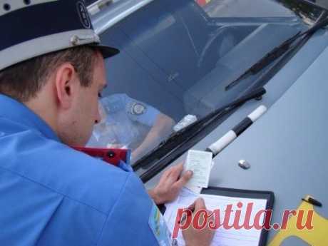 Правильно заполняем протокол Рекомендация: Если с вменяемым нарушением вы не согласны, то действовать так: - В машину ДПС для оформления протокола, не садиться.  Нет у вас такой обязанности. Инспектор не развалится, если донесет бумажку, весом в 30 грамм, от своей машины до вашей. Переместив себя в патрульную машину ДПС, вы никак не смягчите ваше наказание. - При составлении протокола, назовите только свое место жительства на все остальные вопросы мол «где работаете?», «сколько получаете?»…
