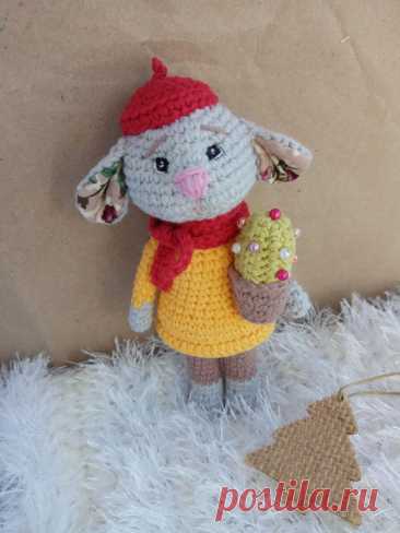 PDF Мышонок Луи крючком. FREE crochet pattern; Аmigurumi toy patterns. Амигуруми схемы и описания на русском. Вязаные игрушки и поделки своими руками #amimore - маленькая мышь в берете, мышка с кактусом в горшочке, мышонок из обычной пряжи.