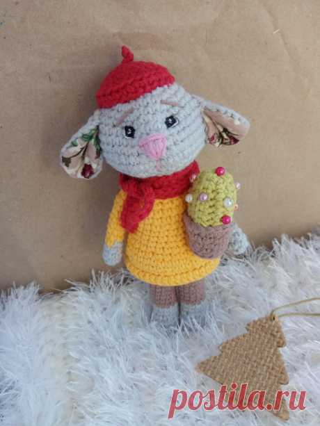 PDF Мышонок Луи крючком. FREE crochet pattern; Аmigurumi toy patterns. Амигуруми схемы и описания на русском. Вязаные игрушки и поделки своими руками #amimore - маленькая мышь в берете, мышка с кактусом в горшочке, мышонок из обычной пряжи.