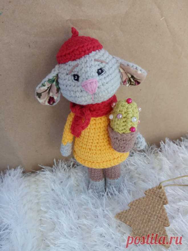 PDF Мышонок Луи крючком. FREE crochet pattern; Аmigurumi toy patterns. Амигуруми схемы и описания на русском. Вязаные игрушки и поделки своими руками #amimore - маленькая мышь в берете, мышка с кактусом в горшочке, мышонок из обычной пряжи.