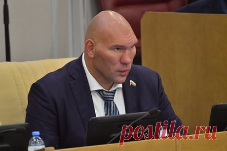 Валуев одной фразой оценил заявления главы МОК о новых санкциях против России. Бывший чемпион мира по боксу, депутат Госдумы Николай Валуев прокомментировал заявление президента Международного олимпийского комитета (МОК) Томаса Баха о необходимости продления санкций в отношении россиян. Валуев фразой «пытается угодить и вашим, и нашим» оценил действия Баха.
