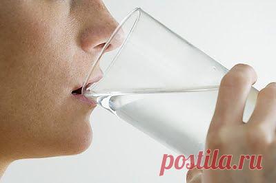 ВОДА и полезные соки: свекольный и морковный с капустой и яблоком.