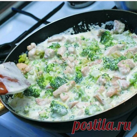 Курица с брокколи и морковью, тушеная в сливках

Калорийность на 100 гр готового блюда - 85 ккал

Это вкусное и полезное блюдо отлично подойдет на обед или на ужин. 

ИНГРЕДИЕНТЫ:
- куриное филе - 300 гр
- морковь - 120 гр
- брокколи (можно взять замороженную) - 300 гр
- сливки 10% жирности - 120 гр
- легкий творожный или сливочный сыр - 1 ст.л. (15-20 гр)
- соевый соус - 1 ст.л.
- бальзамический уксус (белый) - 1 ст.л.
- чеснок - 1-2 зубчика
- приправа "Итальянские травы"...