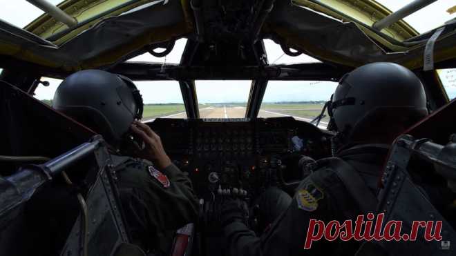 Посмотрите на взлёт бомбардировщика Boeing B-52H Stratofortress из кабины пилотов