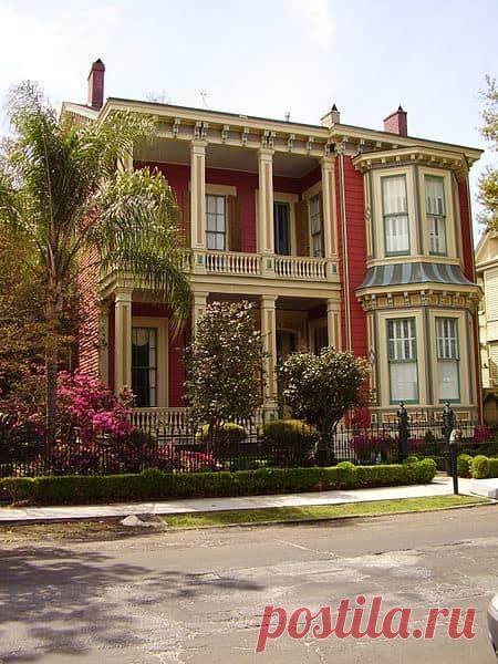 Белый дом - это единый семейный дом, расположенный на Первой улице, возле Каштановой улицы в Садовом районе Нового Орлеана, Луизиана. Этот грандиозный залив-фронт, итальянский викторианский сидит в самом сердце Садового района. Дом был построен в 1860 году Сарой Браун, которая приобрела шесть лотов на Каштановой улице.