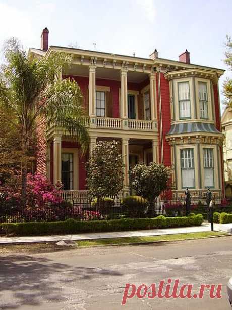 Белый дом - это единый семейный дом, расположенный на Первой улице, возле Каштановой улицы в Садовом районе Нового Орлеана, Луизиана. Этот грандиозный залив-фронт, итальянский викторианский сидит в самом сердце Садового района. Дом был построен в 1860 году Сарой Браун, которая приобрела шесть лотов на Каштановой улице.