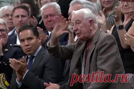 Американский ветеран прокомментировал скандал с чествованием нациста в Канаде. Американский ветеран Второй мировой войны Фрэнк Кон заявил, что чествование ветерана дивизии СС «Галичина» Ярослава Хунки в парламенте Канады представляет собой «дипломатический бардак». По словам ветерана, это стало вызовом как для правительства премьер-министра Канады, так и для Украины.