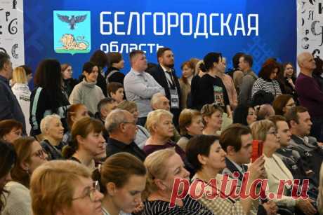 Тюльпаны — символ мужества. Белгородцев поддержали на выставке &quot;Россия&quot;. Представители регионов и гости выставки-форума &quot;Россия&quot; поддержали Белгород, который подвергся обстрелам и сбросам боеприпасов с беспилотников, запускаемых с территории Украины. К стендам области принесли корзины тюльпанов и открытки в форме сердец.
