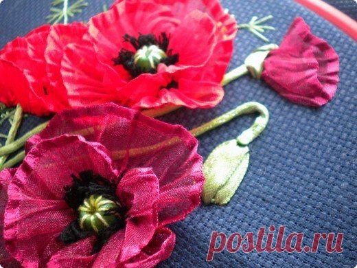 Маки и ромашки вышитые лентами.