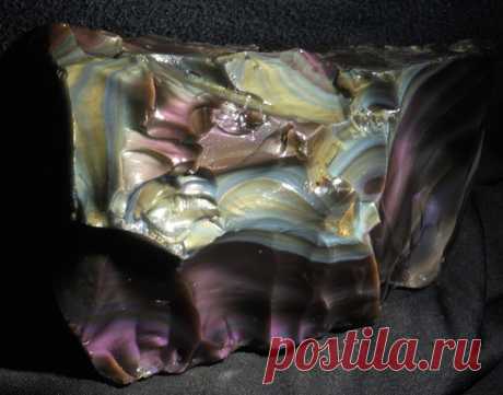 Радужный обсидиан.
Минерал необычайной красоты, обладающий невероятными оттенками и узорами. В соответствии с легендой свое название камень получил, благодаря Обсидию, который привез его в Рим.
#Фирдаус_Батдалова
#имитациякамней #декупаж #шкатулки_из_камней