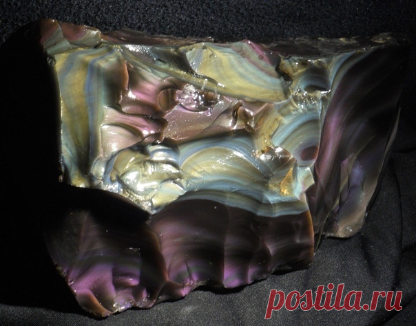 Радужный обсидиан.
Минерал необычайной красоты, обладающий невероятными оттенками и узорами. В соответствии с легендой свое название камень получил, благодаря Обсидию, который привез его в Рим.
#Фирдаус_Батдалова 
#имитациякамней #декупаж #шкатулки_из_камней