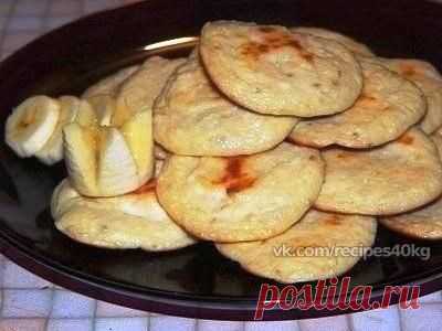 Творожные оладушки.

Калорийность на 100г - 110 ккал.

Состав:
творог - 1 пачка (200-250 гр)
банан - 1 шт.

Творог выложить в миску, размять вилкой.

Банан мелко нарезать (или натереть на терке), добавить к творогу.
Тщательно смешать.

Противень застелить бумагой для выпечки или смазать маслом. Выложить на него ложкой творог, запекать в духовке 10-15 минут на среднем огне.