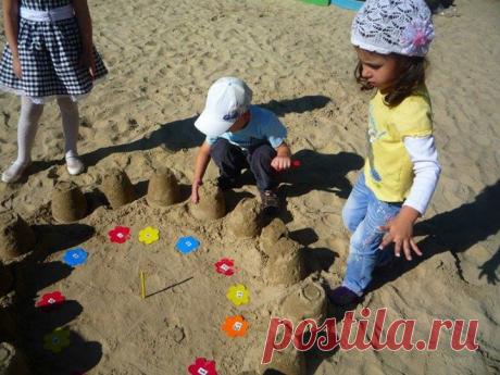 Вот такая простая идея для тех, кто собирается на пляж или в отпуск. Солнечные часы на песке. Еще больше летних идей в книге &quot;Лето в деревне&quot; (