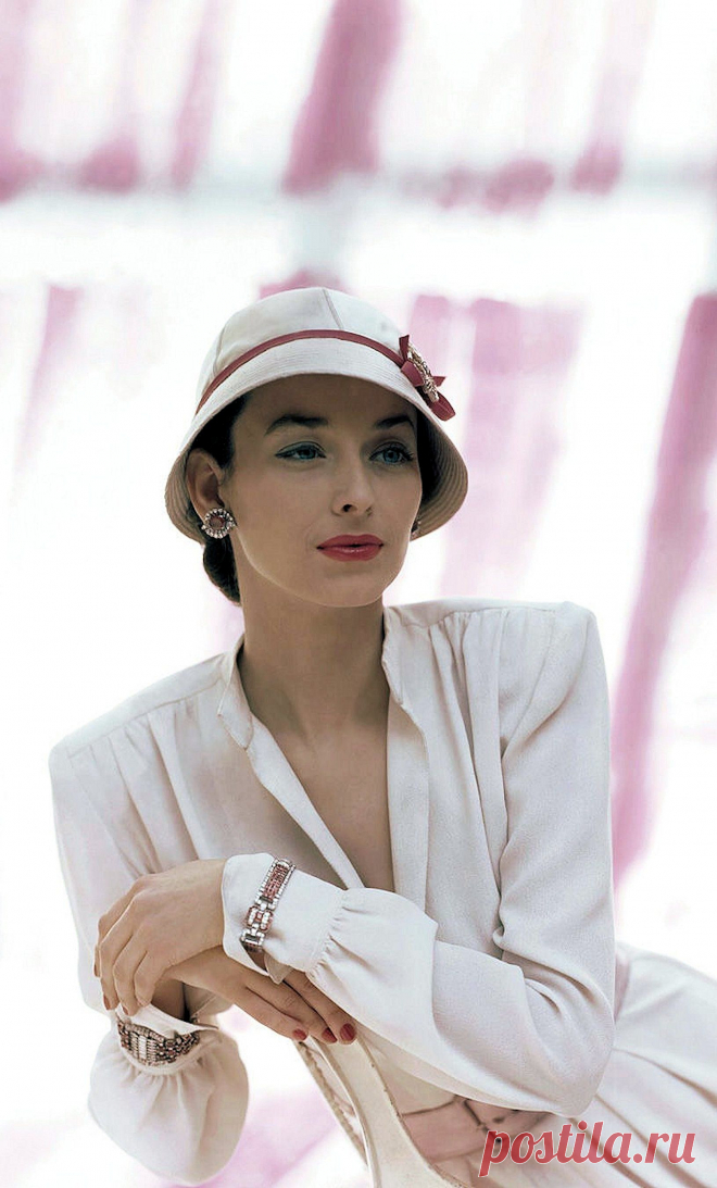 Dorian Leigh B.H.Wragge, ca. 1946
Photo by John Rawlings
