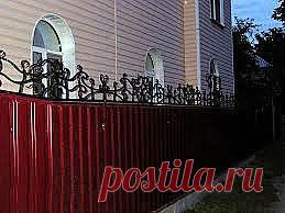 Дачный забор из профнастила среди металлических ограждений