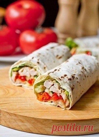 Запись на стене Ролл из лаваша с курицей и овощамиСегодняшняя закуска - отличная альтернатива привычным бутербродам. Кроме того, такой ролл наверняка понравится любителям шаурмы. Готовится просто, состав начинки можно изменять по своему вкусу и усмотрению. Сладкий перец можно оставить свежим, если вы люб..