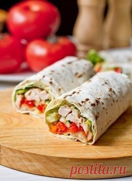 Запись на стене Ролл из лаваша с курицей и овощамиСегодняшняя закуска - отличная альтернатива привычным бутербродам. Кроме того, такой ролл наверняка понравится любителям шаурмы. Готовится просто, состав начинки можно изменять по своему вкусу и усмотрению. Сладкий перец можно оставить свежим, если вы люб..