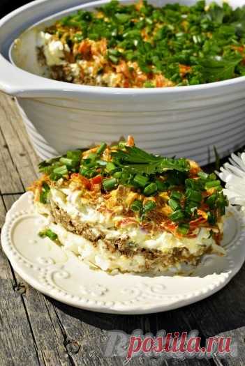 Слоеный салат с говяжьей печенью - простое, сытное и очень вкусное блюдо.