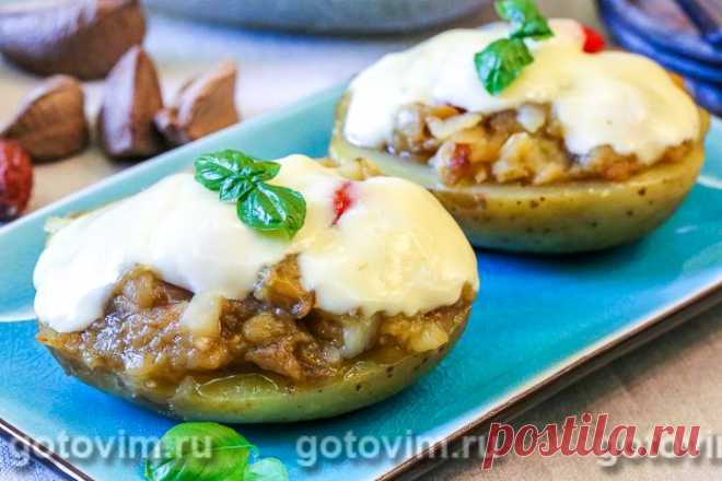 Фаршированный картофель с овощами и сыром моцарелла. Рецепт с фото Для фаршировки картофеля по этому рецепту клубни предварительно запекают до готовности, а затем разрезают пополам и заполняют печеными овощами. Получившиеся картофельные лодочки с начинкой накрывают сыром моцарелла и снова ставят в духовку, чтобы сыр слегка расплавился. Получается вкусно, и выглядит блюдо аппетитно. Моцареллу в рецепте можно заменить другим сыром на ваш вкус.

