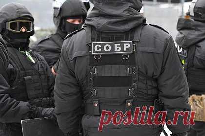 Россиянин вместе с сыновьями организовал притон и был задержан СОБРом. В Красноярске оперативники совместно с сотрудниками Специального отряда быстрого реагирования (СОБР) задержали мужчину и двоих его сыновей по подозрению в организации и вовлечении женщин в занятие проституцией. В отношении мужчин возбудили уголовное дело. Ранее силовики получили наводку о притоне в массажном салоне.