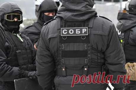 Россиянин вместе с сыновьями организовал притон и был задержан СОБРом. В Красноярске оперативники совместно с сотрудниками Специального отряда быстрого реагирования (СОБР) задержали мужчину и двоих его сыновей по подозрению в организации и вовлечении женщин в занятие проституцией. В отношении мужчин возбудили уголовное дело. Ранее силовики получили наводку о притоне в массажном салоне.