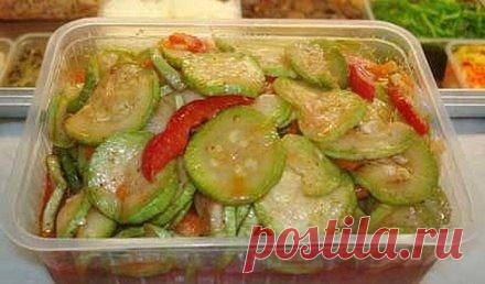 Кабачки по-корейски «улетают» первыми
Для приготовления этой заготовки на зиму желательно использовать только крепкие и молоденькие кабачки. От кожуры их очищать не стоит и, если вы нарезали кабачки соломкой, то и другие овощи, присутствующие в этой закуске режьте тоже соломкой. Если же режете кабачки кружочками, то всё тогда тоже режьте кружочками. Так получается более красиво. Хотя, в принципе, это дело вкуса каждой хозяйки.
Будет удобно и красиво, если вы будете использовать тёрку для морко