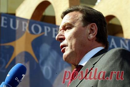 Экс-канцлер Германии оценил угрозы Зеленского захватить Крым. Бывший канцлер ФРГ Герхард Шредер прокомментировал заявления президента Украины Владимира Зеленского о том, что Киев получит Крым военным путем. Шредер оценил угрозы Зеленского захватить Крым и заявил, что они бессмысленны. Он напомнил, что регион является российским, за исключением татарского меньшинства.