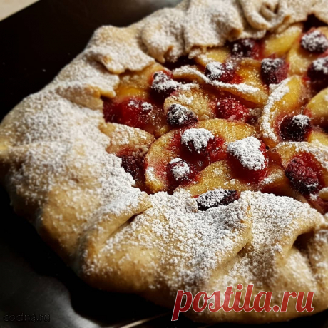Галета с яблоками, бананами и малиной