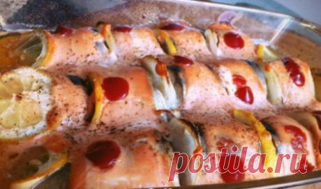 Скумбрия, запеченная в духовке под соусом.