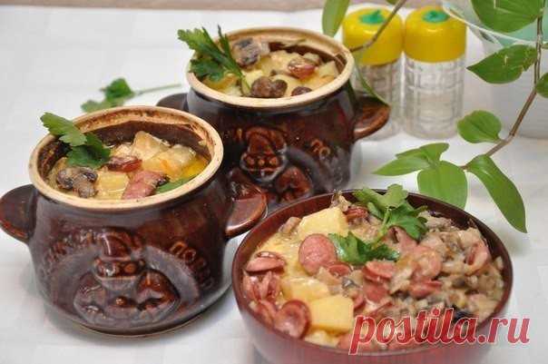 ​Охотничьи колбаски с картофелем в горшочках
