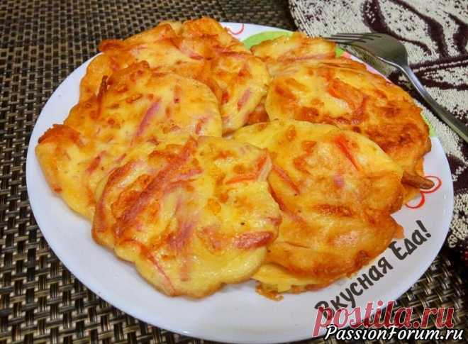 Ленивая пицца на завтрак - запись пользователя Вкусная Еда (Вкусная Еда) в сообществе Болталка в категории Кулинария Оладьи с колбасой и сыром на кефире получаются очень вкусными, сочными. По вкусу очень напоминают пиццу и горячие бутерброды. Они вкусные как в горячем, так и в холодном виде.
