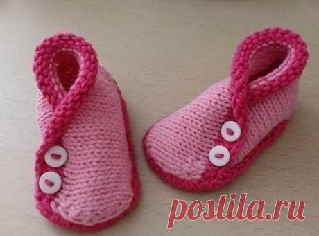 ​Простые тапочки спицами Простые тапочки спицамиТакие тапочки не составит труда связать даже тем, кто едва освоил искусство владения спицами.
