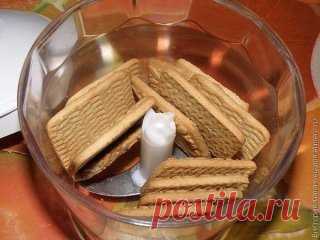 Желейный тортик из киви и сметаны без выпечки
Ингредиенты:
Корж:
● 400 г песочного печенья
● 150 г сливочного масла
I желе:
● 2 уп. магазинного желе со вкусом киви
● 2 киви
● 25 г желатина
II желе:
● 750 г сметаны
● 500 мл молока
● 35 г желатина
● 200 г сахара
Приготовление:
1. Печенье я превратила в крошку с помощью блендера.
2. Масло растопила, остудила и добавила к печенью. Замесила тесто. Оно получилось достаточно рассыпчатым, но мокрым.
3. Форму для выпечки застелила пищевой пленкой.