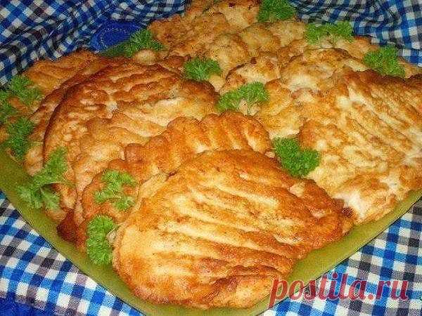 Супер вкусные отбивнушки с тонкой луковой ноткой.
Филе куриное — 700 г
Яйцо куриное (для кляра) — 4 шт
Майонез (для кляра) — 3 ст. л.
Сметана (для кляра) — 3 ст. л.
Соль (по вкусу)
Перец черный (по вкусу)
Мука (с горкой,для кляра) — 4 ст. л.
Куриное филе нарезать на куски и отбить. Посолить, поперчить и отложить пока.
Делаем кляр... На средней терке натереть большую луковицу (можно измельчить в блендере). Добавить яйца, майонез, сметану, соль и перец. Постепенно добавить м...