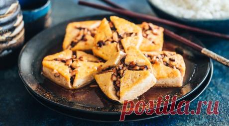 Тофу, фаршированный шиитаке - ПУТЕШЕСТВУЙ ПО САЙТУ. Можно грибы фаршировать сыром, а можно – наоборот, как это делают китайцы. Основа этой закуски – соевый сыр и древесные грибы.И да – китайская кухня по-прежнему в тренде. ИНГРЕДИЕНТЫ 600 г твердого тофу 10 грибов шиитаке 150 мл грибного или овощного бульона 3 ст. л. нерафинированого светлого кунжутного масла 3 …