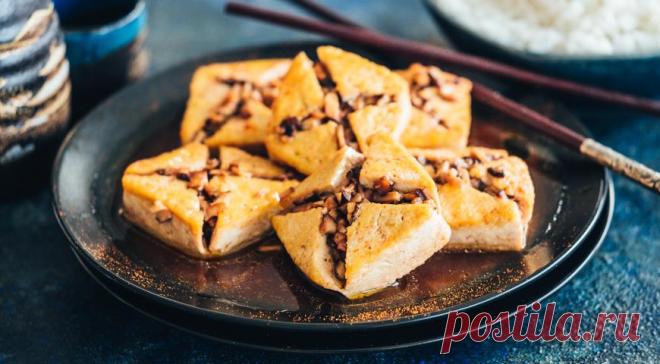 Тофу, фаршированный шиитаке - ПУТЕШЕСТВУЙ ПО САЙТУ. Можно грибы фаршировать сыром, а можно – наоборот, как это делают китайцы. Основа этой закуски – соевый сыр и древесные грибы.И да – китайская кухня по-прежнему в тренде. ИНГРЕДИЕНТЫ 600 г твердого тофу 10 грибов шиитаке 150 мл грибного или овощного бульона 3 ст. л. нерафинированого светлого кунжутного масла 3 …