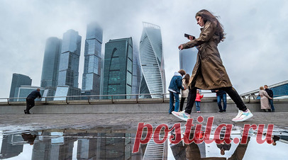 «Ощущение метеорологической зимы»: синоптики предупредили жителей Москвы об «арктическом вторжении». Москва пережила самую тёплую ночь для 4 октября за последние 57 лет и готовится к «арктическому вторжению». Как сообщили синоптики, на столичный регион надвигается линия холодного фронта. На выходных ожидается нулевая температура и первый снег, а в начале следующей недели погода из-за сильного ветра будет ощущаться по-настоящему зимней. При этом уже сегодня во второй половине дня москвичей…