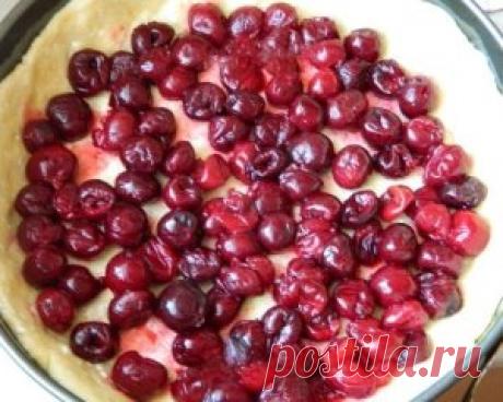 Вишнёво-творожный пирог от Юлии Матвеевой. После черно-белой зимы хочется ярких красок, а этот пирог с вишней так радует глаз. А его нежная воздушная начинка шепчет мне о том, что готовить я его буду ещё и ещё... Для приготовления вишнёво-творожного пирога понадобится: мука - 200 г (может чуть больше); крахмал - 20 г; маргарин - 150 г; творог - 140 г; яйцо - 3 шт. (1 в тесто, 2 в начинку); сахар - 110 г (90 в начинку, 20 в тесто); соль - 1/4 ч. л.; сметана - 200 г; вишня (у меня замороженная) -