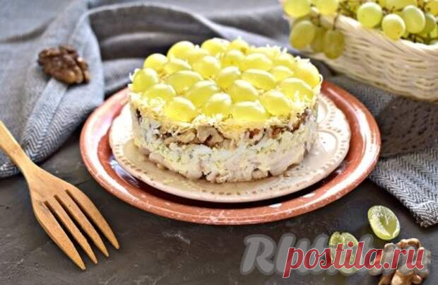 Слоёный салат с виноградом и курицей - Наш уютный дом - 14 декабря - 43189932047 - Медиаплатформа МирТесен Этот слоёный салат с виноградом и курицей точно не останется без внимания гостей, собравшихся за праздничным столом. В салате отварное куриное мясо прекрасно сочетается с яйцами, виноградом, сыром и грецкими орехами. Именно такое необычное «соседство» ингредиентов придаёт блюду неповторимый вкус. - 14 декабря - 43189932047 - Медиаплатформа МирТесен