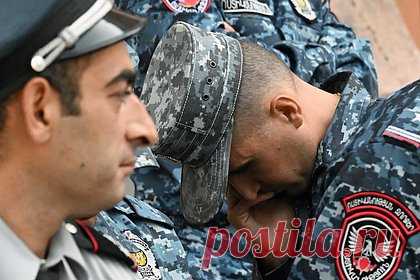 В Армении в ходе обыска в офисе оппозиционной партии обнаружили боевые гранаты. Сотрудники Службы национальной безопасности Армении провели обыски в столичном отделении оппозиционной партии «Национально-демократический полюс» после взрывов в полицейском участке Еревана. Оперативники обнаружили в офисе две боевых гранаты, сообщает пресс-служба Следственного комитета республики.