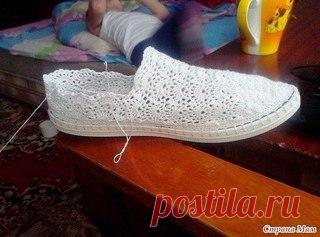 Вязаная обувь. Мастер - класс

Когда только начинала их вязать перерыла весь инет но так ничего толкового не нашла. вот и посетила меня мысль сделать по ним мк. ну что, девочки, будем вязать такие? а то может и не нужно никому вовсе ну вот. вроде много за так что начнем. берем подошву (есть много вариантов начиная от кисловодских тапок и заканчивая кедами. тут кому как удобней) я взяла от кед и прошиваем. потом по прошитому начинаем вязать.
вот что должно получаться 

таки...