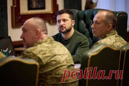 В США раскрыли задачи Зеленского перед новым главкомом ВСУ. Украинский президент Владимир Зеленский потребовал от Александра Сырского избежать застоя на фронте. Такие задачи, поставленные перед новым главкомом ВСУ, раскрыл CNN. По его данным, сейчас власти оказывают давление на главкома ВСУ, настаивая на разработке плана, который поможет избежать «стагнации на поле боя».