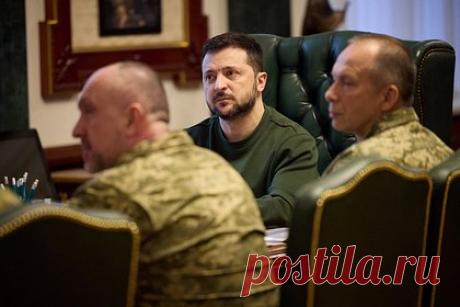 В США раскрыли задачи Зеленского перед новым главкомом ВСУ. Украинский президент Владимир Зеленский потребовал от Александра Сырского избежать застоя на фронте. Такие задачи, поставленные перед новым главкомом ВСУ, раскрыл CNN. По его данным, сейчас власти оказывают давление на главкома ВСУ, настаивая на разработке плана, который поможет избежать «стагнации на поле боя».