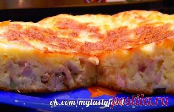 Очень простой и очень вкусный куриный пирог с картофелем в мультиварке.

Тесто:
4 яйца,
4 ст.л сметаны,
4 ст.л майонеза,
4 ст. л. муки,
1 ст.л разрыхлителя
(смешать все ингредиенты)

Начинка: любая часть куры (у меня была грудка от куры-гриль), 3-4 сырых картофелины кубиками, сыр (грамм 50) на терке, соль, специи по вкусу. vk.com/mytastyfood

Приготовление:
Смазать чашу мультиварки растительным маслом и вылить половину теста. Выложить начинку и залить оставшимся тестом. Вы...