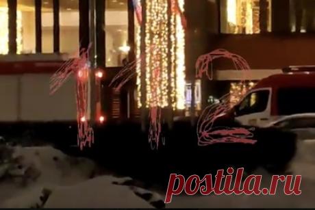 В управделами президента раскрыли подробности о погибших при падении лифта. В Управлении делами президента России раскрыли подробности о двух рабочих, погибших из-за падения лифта в «Президент-Отеле» в центре Москвы. «Погибли двое рабочих подрядной организации, осуществляющей по договору обслуживание данного оборудования», — уточнили в ведомстве.